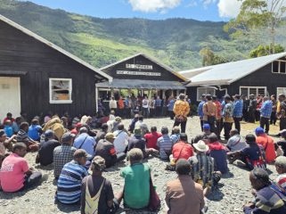 Masyarakat menyampaikan aspirasinya di depan Sekda Provinsi Papua Tengah. (KabarPapua.co/Agies Pranoto)