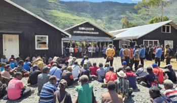 Masyarakat menyampaikan aspirasinya di depan Sekda Provinsi Papua Tengah. (KabarPapua.co/Agies Pranoto)