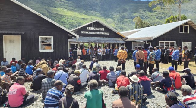 Masyarakat menyampaikan aspirasinya di depan Sekda Provinsi Papua Tengah. (KabarPapua.co/Agies Pranoto)