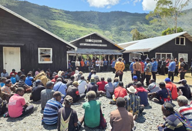 
					Masyarakat menyampaikan aspirasinya di depan Sekda Provinsi Papua Tengah. (KabarPapua.co/Agies Pranoto)