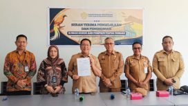 Foto bersama usai penandatanganan serah terima pengelolaan dan penghunian rusun ASN Pemprov Papua Tengah dari BP3KP Papua I. (KabarPapua.co/Agies Pranoto)