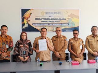 Foto bersama usai penandatanganan serah terima pengelolaan dan penghunian rusun ASN Pemprov Papua Tengah dari BP3KP Papua I. (KabarPapua.co/Agies Pranoto)