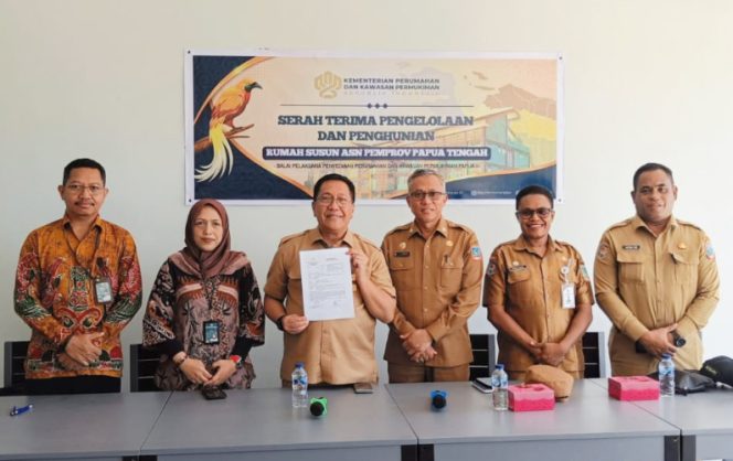 
					Foto bersama usai penandatanganan serah terima pengelolaan dan penghunian rusun ASN Pemprov Papua Tengah dari BP3KP Papua I. (KabarPapua.co/Agies Pranoto)