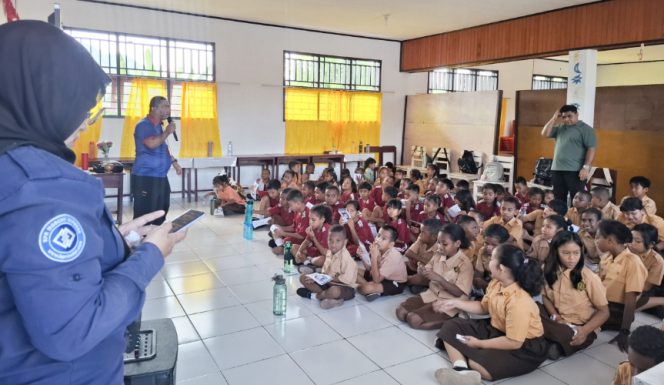 
					Bank Modern Express Gelar Sosialisasi literasi keuangan kepada puluhan siswa SD Filadelfia Serui, Jumat, 24 Juli 2026. (KabarPapua.co/Ainun Faathirjal)