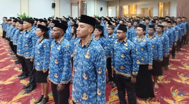 Para tenaga honorer dan CPNS Formasi 2024 di Provinsi Papua Tengah yang terima SK PNS. (KabarPapua.co/Agies Pranoto) 
