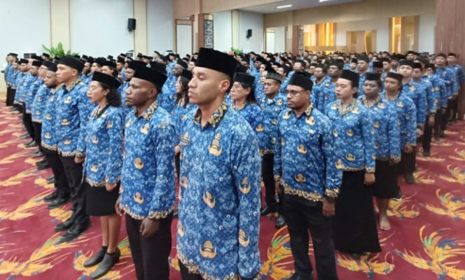 
					Para tenaga honorer dan CPNS Formasi 2024 di Provinsi Papua Tengah yang terima SK PNS. (KabarPapua.co/Agies Pranoto) 
