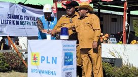 Bupati Jayawijaya, Atenius Murib (kanan), bersama Manager PLN UP3 Wamena, Mahly Kbarek menekan tombol sirine secara simbolis dalam acara penyalaan perdana listrik di Distrik Taelarek, Kabupaten Jayawijaya. (Foto dok: PLN UIW Papua dan Papua Barat)