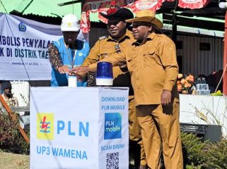 Bupati Jayawijaya, Atenius Murib (kanan), bersama Manager PLN UP3 Wamena, Mahly Kbarek menekan tombol sirine secara simbolis dalam acara penyalaan perdana listrik di Distrik Taelarek, Kabupaten Jayawijaya. (Foto dok: PLN UIW Papua dan Papua Barat)