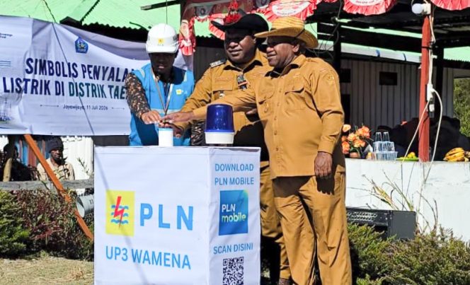 
					Bupati Jayawijaya, Atenius Murib (kanan), bersama Manager PLN UP3 Wamena, Mahly Kbarek menekan tombol sirine secara simbolis dalam acara penyalaan perdana listrik di Distrik Taelarek, Kabupaten Jayawijaya. (Foto dok: PLN UIW Papua dan Papua Barat)