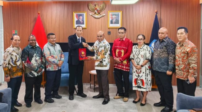 Bupati Puncak Elvis Tabuni melakukan pertemuan dengan Wakil Menteri Pendidikan Tinggi, Sains, dan Teknologi (Wamendiktisaintek) Fauzan di Jakarta, Rabu, 15 Juli 2026. ***(Foto dok: Diskominfo Puncak)