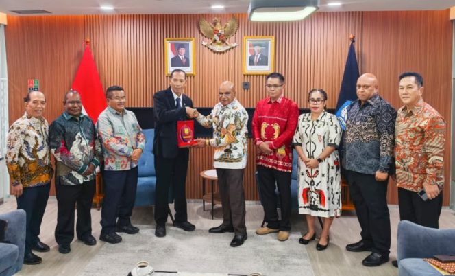 
					Bupati Puncak Elvis Tabuni melakukan pertemuan dengan Wakil Menteri Pendidikan Tinggi, Sains, dan Teknologi (Wamendiktisaintek) Fauzan di Jakarta, Rabu, 15 Juli 2026. ***(Foto dok: Diskominfo Puncak)