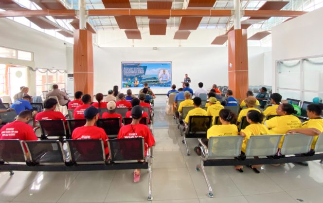 
					Suasana pembukaan Program Padat Karya Tahun Anggaran 2026 yang diikuti 33 peserta dari masyarakat lokal di Pelabuhan Domine Izak Samuel Kijne, Serui. (Foto dok: IST)