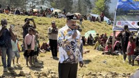 Saat Wabup Puncak Naftali Akawal berikan sambutan dalam acara peletakkan batu pertama pembangunan Gereja GKII Rehobot Nipuralome di Daerah Ilaga Tengah, Kabupaten Puncak, Kamis, 16 Juli 2026. (Foto dok: Kominfo Puncak)