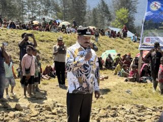 Saat Wabup Puncak Naftali Akawal berikan sambutan dalam acara peletakkan batu pertama pembangunan Gereja GKII Rehobot Nipuralome di Daerah Ilaga Tengah, Kabupaten Puncak, Kamis, 16 Juli 2026. (Foto dok: Kominfo Puncak)