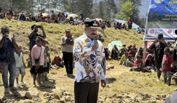 Saat Wabup Puncak Naftali Akawal berikan sambutan dalam acara peletakkan batu pertama pembangunan Gereja GKII Rehobot Nipuralome di Daerah Ilaga Tengah, Kabupaten Puncak, Kamis, 16 Juli 2026. (Foto dok: Kominfo Puncak)