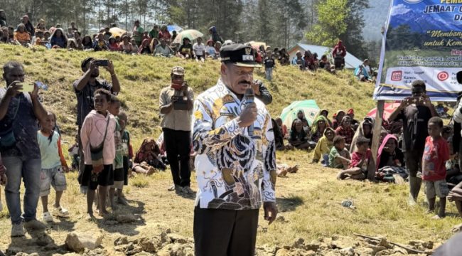 Saat Wabup Puncak Naftali Akawal berikan sambutan dalam acara peletakkan batu pertama pembangunan Gereja GKII Rehobot Nipuralome di Daerah Ilaga Tengah, Kabupaten Puncak, Kamis, 16 Juli 2026. (Foto dok: Kominfo Puncak)