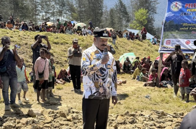 
					Saat Wabup Puncak Naftali Akawal berikan sambutan dalam acara peletakkan batu pertama pembangunan Gereja GKII Rehobot Nipuralome di Daerah Ilaga Tengah, Kabupaten Puncak, Kamis, 16 Juli 2026. (Foto dok: Kominfo Puncak)