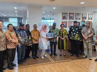 Wabup Puncak Naftali Akawal dan jajaranya saat melakukan pertemuan strategis dengan jajaran Kemendikdasmen yang diwakili Direktur SMP Kemendikdasme Maulani Mega Hapsari di Jakarta, Rabu, 1 Juli 2026. (Foto dok: Diskominfo Puncak)
