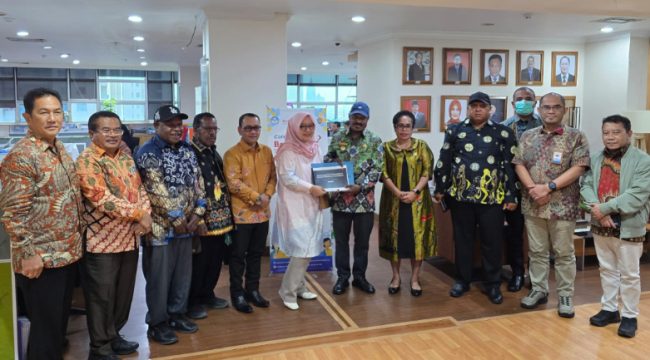 Wabup Puncak Naftali Akawal dan jajaranya saat melakukan pertemuan strategis dengan jajaran Kemendikdasmen yang diwakili Direktur SMP Kemendikdasme Maulani Mega Hapsari di Jakarta, Rabu, 1 Juli 2026. (Foto dok: Diskominfo Puncak)
