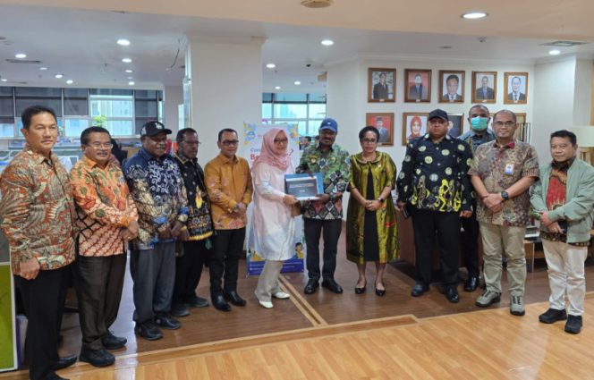 
					Wabup Puncak Naftali Akawal dan jajaranya saat melakukan pertemuan strategis dengan jajaran Kemendikdasmen yang diwakili Direktur SMP Kemendikdasme Maulani Mega Hapsari di Jakarta, Rabu, 1 Juli 2026. (Foto dok: Diskominfo Puncak)
