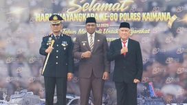 Wagub Papua Barat Mohamad Lakotani (tengah) saat foto bersama dengan Bupati Kaimana Hasan Achmad dan Kapolres Kaimana AKBP Satria Dwi Dharma dalam rangkaian HUT Ke-80 Bhayangkara di Kaimana. (KabarPapua.co/Yosias Wambrauw)