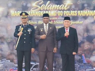 Wagub Papua Barat Mohamad Lakotani (tengah) saat foto bersama dengan Bupati Kaimana Hasan Achmad dan Kapolres Kaimana AKBP Satria Dwi Dharma dalam rangkaian HUT Ke-80 Bhayangkara di Kaimana. (KabarPapua.co/Yosias Wambrauw)
