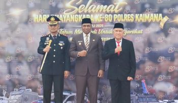 Wagub Papua Barat Mohamad Lakotani (tengah) saat foto bersama dengan Bupati Kaimana Hasan Achmad dan Kapolres Kaimana AKBP Satria Dwi Dharma dalam rangkaian HUT Ke-80 Bhayangkara di Kaimana. (KabarPapua.co/Yosias Wambrauw)