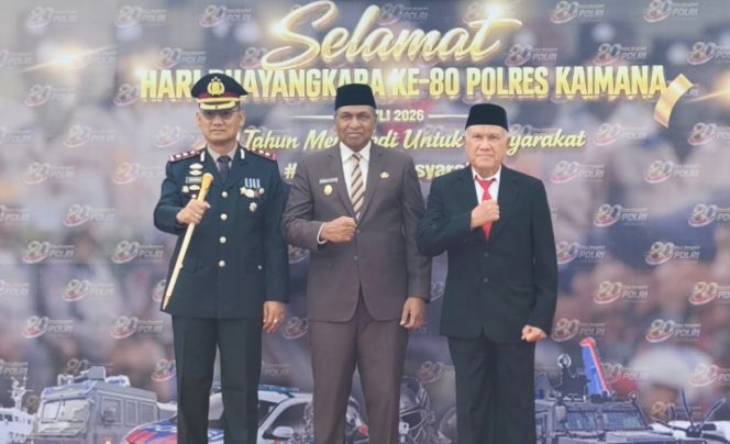 
					Wagub Papua Barat Mohamad Lakotani (tengah) saat foto bersama dengan Bupati Kaimana Hasan Achmad dan Kapolres Kaimana AKBP Satria Dwi Dharma dalam rangkaian HUT Ke-80 Bhayangkara di Kaimana. (KabarPapua.co/Yosias Wambrauw)