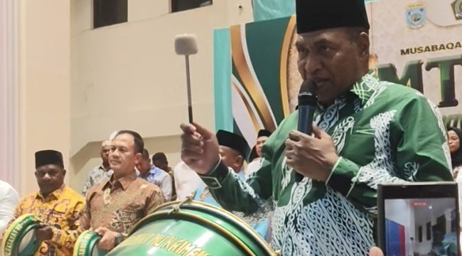 Wagub Papua Barat Mohamad Lakotani saat membuka secara resmi MTQ XI Tingkat Provinsi Papua Barat di Gedung Olahraga Kaimana, Selasa 30 Juni 2026. (KabarPapua.co/Yosias Wambrauw)
