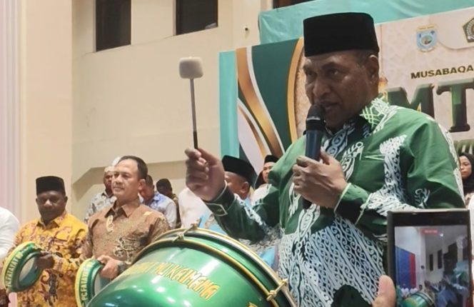 
					Wagub Papua Barat Mohamad Lakotani saat membuka secara resmi MTQ XI Tingkat Provinsi Papua Barat di Gedung Olahraga Kaimana, Selasa 30 Juni 2026. (KabarPapua.co/Yosias Wambrauw)