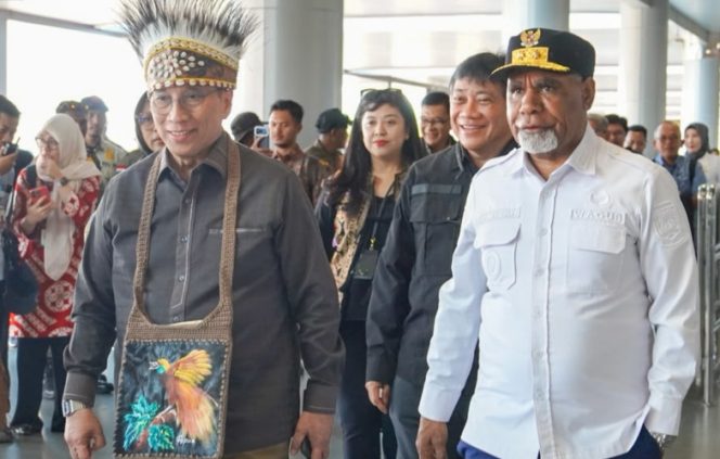 
					Saat Wamen PPN Febrian Alphyanto Ruddyard disambut Wagub Papua Tengah Deinas Geley saat tiba di Bandara Moses Kilangin, Timika, Kabupaten Mimika, Papua Tengah, Rabu, 29 Juli 2026. (Foto dok: papuatengahprov.go.id)
