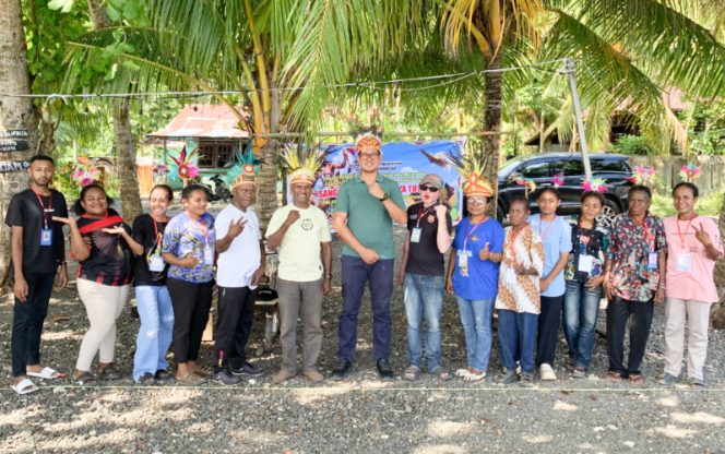 
					Wakil Ketua Komisi C DPRK Kepulauan Yapen, Rian Hendrik berfoto bersama pengurus Sanggar Seni Wamanya Tuturi, narasumber, dan peserta usai membuka pelatihan seni budaya di Pantai Rawaido, Kampung Barawaikap, Distrik Yapen Selatan, Jumat, 24 Juli 2026. (KabarPapua.co/Ainun Faathirjal)
