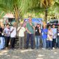 Wakil Ketua Komisi C DPRK Kepulauan Yapen, Rian Hendrik berfoto bersama pengurus Sanggar Seni Wamanya Tuturi, narasumber, dan peserta usai membuka pelatihan seni budaya di Pantai Rawaido, Kampung Barawaikap, Distrik Yapen Selatan, Jumat, 24 Juli 2026. (KabarPapua.co/Ainun Faathirjal)
