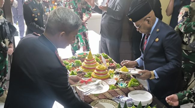 Bupati Puncak, Elvis Tabuni sat menghadiri HUT ke-80 Bhayangkara. Foto: Diskominfo Puncak. 
