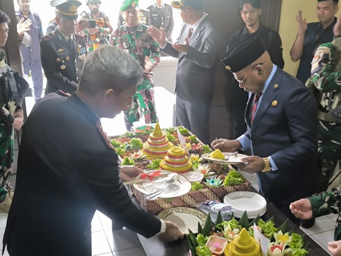 
					Bupati Puncak, Elvis Tabuni sat menghadiri HUT ke-80 Bhayangkara. Foto: Diskominfo Puncak. 
