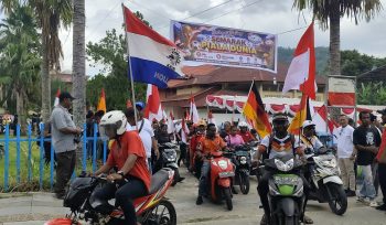 Konvoi kendaraan piala dunia dengan balutan nasionalisme di Kota Jayapura. Foto: Katharina/KabarPapua