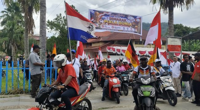 Konvoi kendaraan piala dunia dengan balutan nasionalisme di Kota Jayapura. Foto: Katharina/KabarPapua