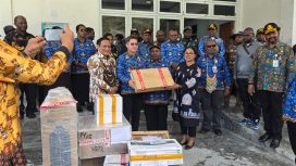 Penyerahan alat kesehatan kepada Puskesmas Mulia. Foto: Agis pranoto/KabarPapua.co