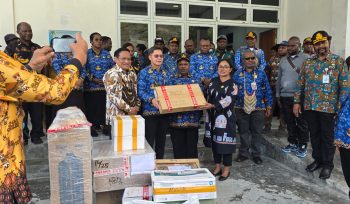Penyerahan alat kesehatan kepada Puskesmas Mulia. Foto: Agis pranoto/KabarPapua.co