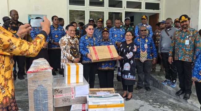 Penyerahan alat kesehatan kepada Puskesmas Mulia. Foto: Agis pranoto/KabarPapua.co