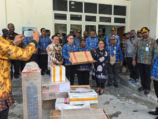 
					Penyerahan alat kesehatan kepada Puskesmas Mulia. Foto: Agis pranoto/KabarPapua.co
