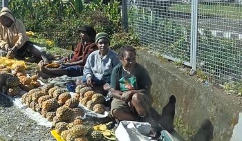 Mama pedagang Papua yang berjualan di sekitar  lokasi Rapat Kerja Kesehatan Daerah di Mulai, Puncak Jaya. Foto: Agis Pranoto/KabarPapua.co