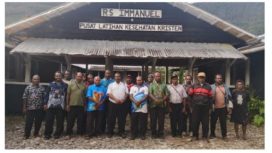 Masyarakat menyampaikan aspirasinya kepada Pj Sekda Provinsi Papua Tengah. (KabarPapua.co/Agies Pranoto)