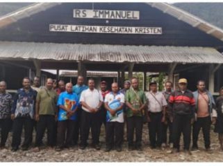 Masyarakat menyampaikan aspirasinya kepada Pj Sekda Provinsi Papua Tengah. (KabarPapua.co/Agies Pranoto)
