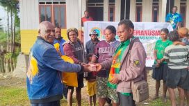 (Dari kiri ke kanan) Pdt. Yahya Lagowan bersama tim dari Sinode Kingmi saat menyerahkan bantuan kemanusiaan kepada pengungsi di Intan Jaya, Provinsi Papua Tengah pada 19 Juni 2026.  Foto©️Tim Penyalur Bantuan Kemanusiaan