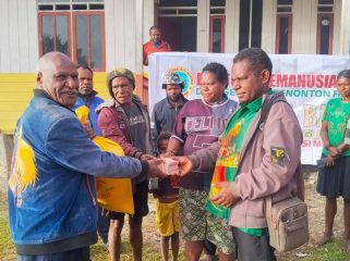 (Dari kiri ke kanan) Pdt. Yahya Lagowan bersama tim dari Sinode Kingmi saat menyerahkan bantuan kemanusiaan kepada pengungsi di Intan Jaya, Provinsi Papua Tengah pada 19 Juni 2026.  Foto©️Tim Penyalur Bantuan Kemanusiaan