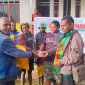 (Dari kiri ke kanan) Pdt. Yahya Lagowan bersama tim dari Sinode Kingmi saat menyerahkan bantuan kemanusiaan kepada pengungsi di Intan Jaya, Provinsi Papua Tengah pada 19 Juni 2026.  Foto©️Tim Penyalur Bantuan Kemanusiaan