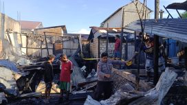Kebakaran yang melanda 5 rumah warg di Distrik Jayapura Selatan. Foto: Humas Polresta Jayapura Kota.