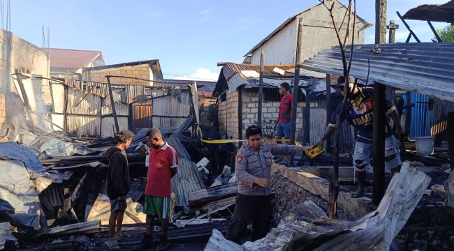 Kebakaran yang melanda 5 rumah warg di Distrik Jayapura Selatan. Foto: Humas Polresta Jayapura Kota.