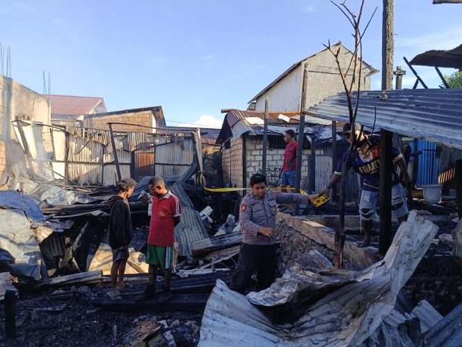 
					Kebakaran yang melanda 5 rumah warg di Distrik Jayapura Selatan. Foto: Humas Polresta Jayapura Kota.